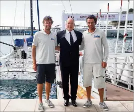  ??  ?? Vainqueurs sur SMA, Paul Meilhat (à gauche) et Gwénolé Gahinet posent avec le Prince Albert II.