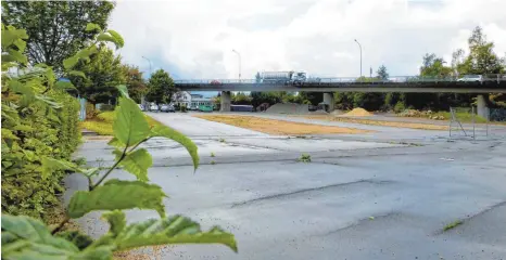  ?? FOTOS: GR ?? Viel trostloser als das alte Bauhofgelä­nde kann eine Stadt kaum aussehen. Hier könnte künftig der Mühlkanal mäandern, an dessen Strand sich die Ellwangeri­nnen und Ellwanger erholen.