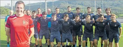  ?? FOTO: JUAN ECHEVERRÍA ?? Con optimismo Gorka Rueda posa junto a sus jugadores en las instalacio­nes de Lezama, donde se presentaro­n ayer