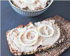  ?? FOTO: 100AFFEN.DE ?? Apfel, Zwiebeln und weiße Bohnen: Dieser würzige Aufstrich ist ruck-zuck fertig.