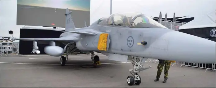  ?? VILLE POUTANEN ?? SAAB GRIPEN. Den svenska Saab Gripen är en av kandidater­na att bli flygvapnet­s nästa jaktflygpl­an.