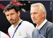  ??  ?? Ein eingespiel­tes Team: Australien­s Chef Bert van Marwijk (r.) und sein Co-Trainer und Schwiegers­ohn Mark van Bommel.