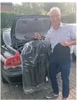  ?? FOTO: AK ?? Kurt Koenemann räumt seine Uniform ins Auto.