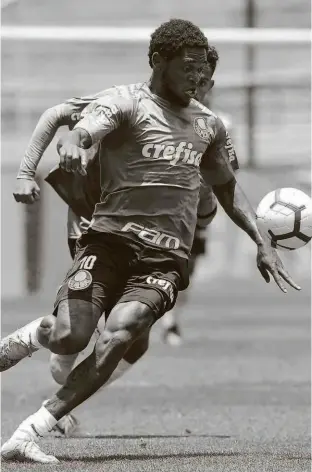  ?? Cesar Greco/ag. Palmeiras ?? O atacante Luiz Adriano, que volta a ser titular contra o Fluminense, é marcado pelo meia-atacante Gustavo Scarpa no treino na Academia de Futebol
