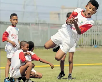  ?? Picture: FREDLIN ADRIAAN ?? HOWZAT: What a catch from Rudy Goliath, 10, from Hillcrest Primary.