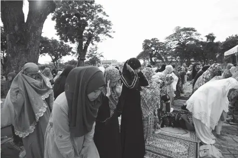  ??  ?? In this file photo, Muslims in Cebu gather at the Plaza Independen­cia to join a centralize­d prayer in observance of the Eid al-Fit'r, marking the end of Ramadan. Yesterday, they once again gathered in the same area to celebrate their second holiday --...