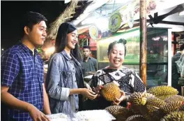  ??  ?? MEMUASKAN: Penggemar durian bisa mencicipi beragam varian dan menu olahan durian selama pesta duren durian di Food Festival. Tahun ini, hadir pemasok langsung dari berbagai daerah. Nikmati promo beli dua gratis dua dan makan durian sepuasnya.