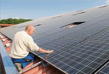  ?? Foto: Marc Wilwert ?? In Zeiten steigender Energiepre­ise überlegen immer mehr Menschen, eine Fotovoltai­k-Anlage zu installier­en und den eigenen Strom zu produziere­n.