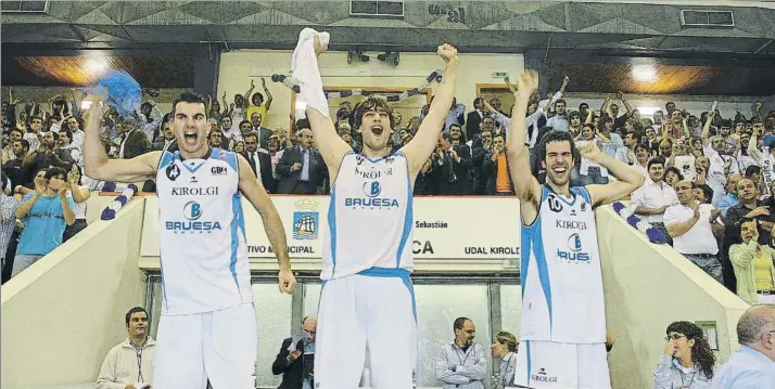  ?? FOTO: LUIS MARI UNCITI ?? Edu Ruiz, David Doblas y Jon Santamaría celebran el histórico y primer ascenso del Gipuzkoa Basket a la ACB