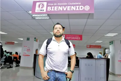  ??  ?? Llegó a la Ciudad de México el 11 de octubre del año pasado y ahora busca trabajo. Sabe que no es fácil.