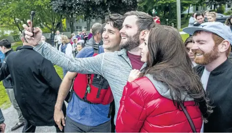  ?? BOB TYMCZYSZYN/STANDARD STAFF ?? Prime Minister Justin Trudeau takes a selfie with fans in Niagara-on-the-Lake after kayaking on the Niagara River. Trudeau was joined by Environmen­t and Climate Change Minister Catherine McKenna to promote World Environmen­t Day.