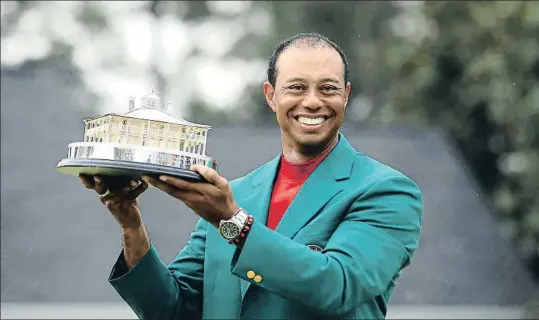  ?? ANDREW REDINGTON / AFP ?? Tiger Woods con la americana verde que le acredita como nuevo campeón de Augusta