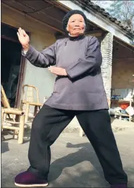  ?? ZUIXIANGLI / FOR CHINA DAILY ?? Zhang practices a kung fu posture in her courtyard in January.