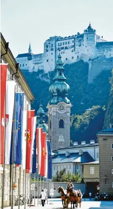  ?? Foto: Barbara Gindl, afp ?? Schon beflaggt und herausgepu­tzt: Salzburg bereitet sich auf den EU Gipfel vor, der am Mittwoch beginnt.