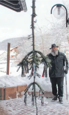  ?? FOTO: ROLAND ZUHL ?? Der Narrenbaum des Dürbheimer Künstlers Walter Zepf steht in diesem Jahr ganz bewusst Kopf.