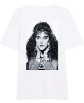  ?? PHOTO ELEVEN PARIS ?? Au dos du t-shirt « I miss the old Celine », on peut voir une photo de l’artiste, datant possibleme­nt du début des années 1990.