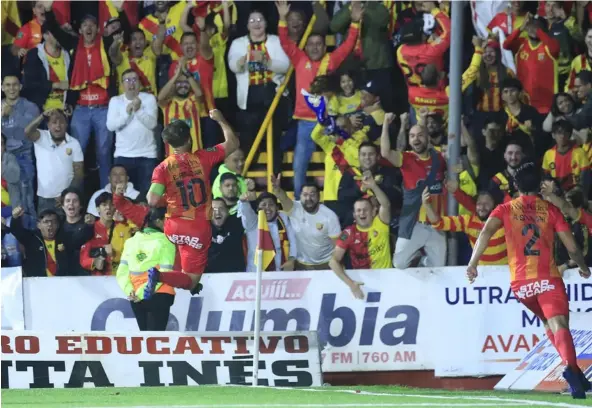  ?? RAFAEL PACHECO ?? Elías Aguilar (10) festeja el gol de la victoria ante el Santos de Guápiles mientras es aclamado por la afición florense.