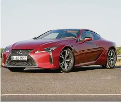  ??  ?? Freche Eleganz: Dass unter der langgezoge­nen Haube des Lexus LC 500 satte 477 PS werkeln, sieht man dem Sportwagen schon von Weitem an.