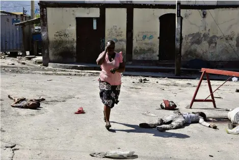  ?? (DEVANT LE PÉNITENCIE­R NATIONAL, PORT-AU-PRINCE, 3 MARS 2024/ODELYN JOSEPH/AFP) ?? Plus d’une dizaine de personnes sont mortes lors de l’assaut de prisons par les gangs le week-end dernier.