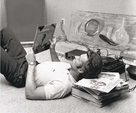  ?? CBS PHOTO ARCHIVE/GETTY IMAGES ?? Legendary actor and director Clint Eastwood listens to records at his home in 1959.