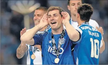  ??  ?? RENOVADO. Casillas celebra con sus compañeros del Oporto el título de la liga portuguesa.