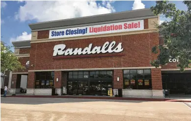  ?? Paul Takahashi / Houston Chronicle ?? The Randalls at Coles Crossing in suburban Cypress will close in June, the company said.