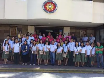  ??  ?? BARANGAY COLLEGE SCHOLARS. Balibago Chairman Tony Mamac joins the 22 college barangay scholars under the Barangay Balibago Scholarshi­p Assistance Program.