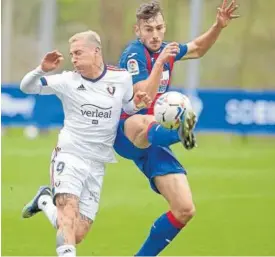  ?? Foto: Osasuna ?? Dufur despeja ante el Chimy Ávila en el amistoso de este año.