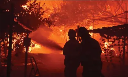  ?? Photograph: Gene Blevins/Reuters ?? Firefighte­rs battle the Saddleridg­e fire in Porter Ranch, California, on 11 October.