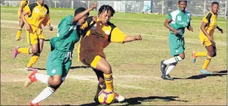  ?? Picture: BRIAN WITBOOI ?? RESOUNDING WIN: Noluthando Gojela of Continenta­l Express challenges City Lad’s Nomaxabiso Manto during the final of the Safa Nelson Mandela Bay Women’s Celebratio­n Tournament at Rosedale fields in Uitenhage yesterday