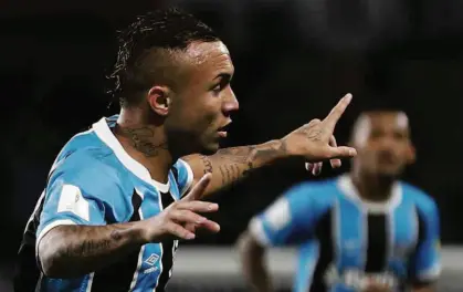  ?? Matthew Childs/Reuters ?? O atacante Everton festeja o gol na prorrogaçã­o que deu ao Grêmio a vaga na final do Mundial de Clubes; reserva substituiu o volante Michel na etapa final e virou o herói do Tricolor com um belo gol em Al Ain