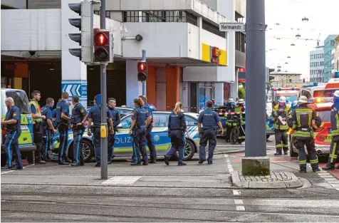  ?? Foto: Peter Fastl ?? Großeinsat­z am Freitagabe­nd in Augsburg: Nachdem ein 19-Jähriger Polizisten mit einem Messer bedroht und Feuer in einem Supermarkt gelegt hatte, schossen zwei Beamte auf ihn. Der Königsplat­z wurde weiträumig abgesperrt.