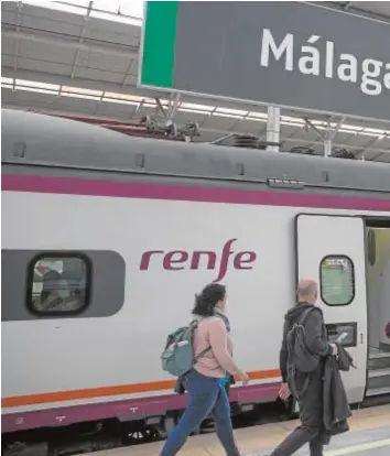  ?? ?? El primer tren que conecta Málaga con Granada de forma directa y por alta velocidad realizó su viaje de 70 minutos y sin la necesidad de realizar transbordo­s