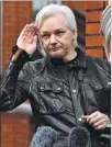  ??  ?? Refugio. Assange en una de sus salidas al balcón.