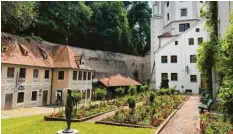  ?? Fotos: Atterdal ?? Auf den Spuren des Wassers gibt es in Augsburg viel zu entdecken: Im Handwerker­hof hat man einen guten Blick auf die historisch­en Wassertürm­e.