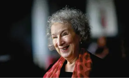  ?? Alexandre Meneghini/Reuters ?? A canadense Margaret Atwood, autora do livro de contos ‘Dicas da Imensidão’, fotografad­a em Havana no mês passado
