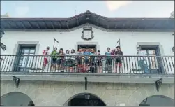  ?? FOTO: GTXF ?? Los ganadores posan en el balcón del ayuntamien­to de Aizarnazab­al