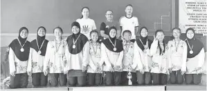  ??  ?? (Gambar atas) PASUKAN MRSM TMFS Sandakan muncul juara bola jaring B15 MSSD Sandakan bersama Ahmad Yussof (berdiri tengah) dan Julianah (berdiri kiri).
(Gambar kanan) AHMAD Yussof, Julianah dan Jumain (tengah) bersama pasukan MRSM (kanan), SMK Muhibbah (tengah) dan SMK Perempuan (kiri) bergambar kenangan selepas penyampaia­n hadiah kejohanan itu.