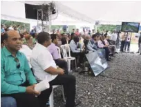  ??  ?? Visita. “Estamos creando las condicione­s para que ustedes tengan de qué vivir en el futuro”, dijo el Presidente a campesinos sureños.