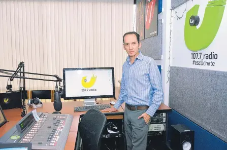  ?? LA U RADIO ?? Édgar Cadena es coordinado­r de invitados en la emisora, la U Radio, y lidera junto con Dianith González el programa ‘Area Urbana’