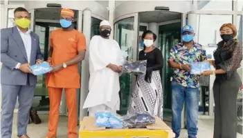  ??  ?? L-R: Samuel Olufowose, Graduate Trainee, The Nigerian Stock Exchange (NSE); Disu Fatai, Vice chairman, Marina Branch A, Nigerian Union of Road Transport Workers (NURTW); Lasisi Gbolagade, vice chairman, Transport & Motor (T&M) Nigeria Limited, CMS Branch; Oluyemi Obadare, Business Continuity Manager, NSE; Murtala Lawal, chairman, Marina Branch A, NURTW; and Adaugo Udemezue, Graduate Trainee, NSE during the donation of face masks by NSE staff.