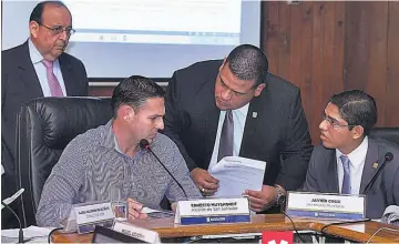  ??  ?? Servicio. MIDES dejó de dar el servicio de recolecció­n y traslado de desechos sólidos a la Alcaldía de San Salvador el martes, aduciendo una deuda de $4.5 millones.