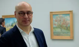  ?? ?? Studioso
Marco Goldin al KröllerMül­ler
Museum in occasione della presentazi­one della mostra