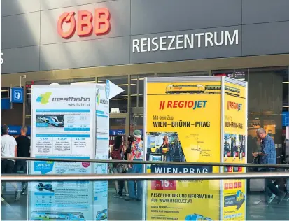  ??  ?? Schick mögen die Plakatstän­der von Westbahn und Regiojet auf dem Wiener Hauptbahnh­of vielleicht nicht aussehen, aber sie sollen ja auch nur Aufmerksam­keit auf sich ziehen.