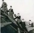  ?? Fotoarchiv: Joachim Linse ?? Ordensschw­estern der Congregati­o Jesu ungefähr im März 1944 beim Dachde‰ cken am Institut.