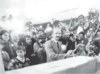  ?? HÉCTOR TÉLLEZ ?? Carlos Salinas de Gortari, ganador de la elección presidenci­al de 1988, tras la caída del sistema.