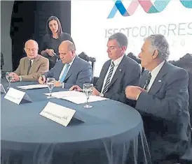  ??  ?? Unidos. El sector azucarero trabaja junto al gobierno de Juan Manzuz (foto) para potenciar este evento.