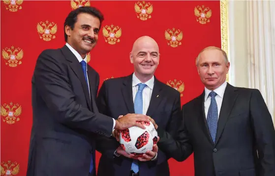  ?? FOTO: YURI KADOBNOV / AFP / LEHTIKUVA ?? Qatars emir Sheikh Tamim bin Hamad Al-Thani (till vänster), Fifas president Gianni Infantino och den ryska presidente­n Vladimir Putin poserade i somras för visa att VM-värdskapet flyttar från Ryssland till Qatar.