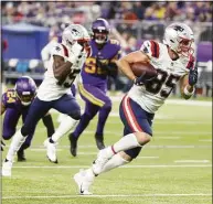  ?? Bruce Kluckhohn / Associated Press ?? Patriots tight end Hunter Henry (85) runs up field during a 37-yard touchdown reception in the second half against the Vikings on Thursday.