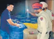  ?? BHARAT BHUSHAN/HT ?? ■ A police team during a raid at the tubewell storehouse in Ghanaur sub-division of Patiala district.
